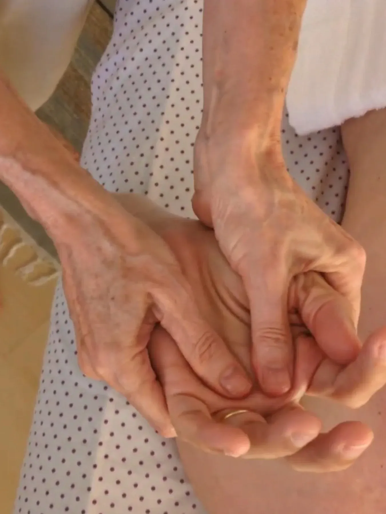 Mãos que acolhem em cuidados paliativos